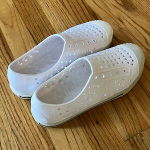 Pex women’s slip on water shoe sneaker white with blue stripe